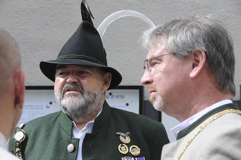 Putzi Holenia (links) - hier mit CSU-Stadtrat Alexander Reissl - hat sein Lokal aufgeben müssen. (Archivbild)