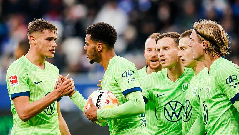Wolfsburgs Felix Nmecha (M) jubelt mit seinen Mannschaftskollegen über den Treffer zum 1:1.