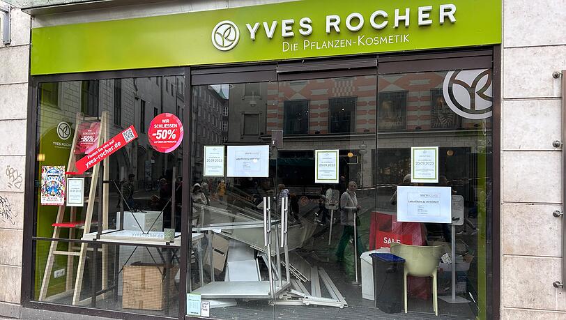 Anfang November war hinter der Schaufensterscheibe nur noch ein Berg aus Gerümpel zu erkennen: in der ehemaligen Yves Rocher-Filiale am Marienplatz. Anfang November war hinter der Schaufensterscheibe nur noch ein Berg aus Gerümpel zu erkennen: in der ehemaligen Yves Rocher-Filiale am Marienplatz.