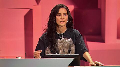 Lena Meyer-Landrut sucht Rat bei ihren Fans. Die sind sich sicher: Joko Winterscheidt hat unfair gespielt