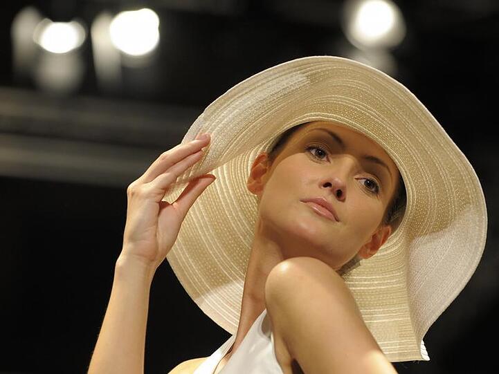 Grazie mit Hut: Ein Model von «Erfurt».