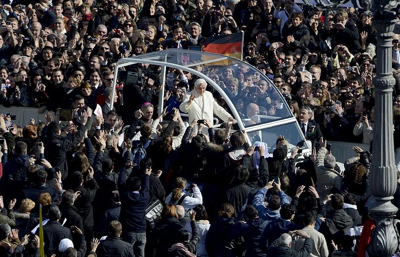 Das Papamobil bahnt sich seinen Weg durch die Menschenmassen.