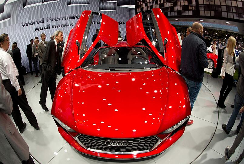 Mit nach oben geklappten Flügeltüren steht ein Audi Nanuk am Montag auf der Internationalen Automobil Ausstellung IAA in Frankfurt.