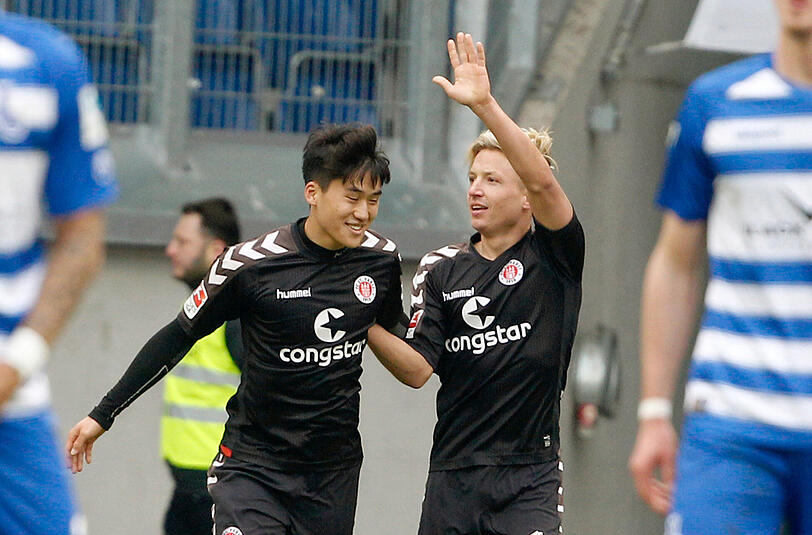 Der Torschütze zum zwischenzeitlichen 1:0 für St. Pauli, Marc Rzatkowski (r), jubelt mit Kyoung-Rok Choi.