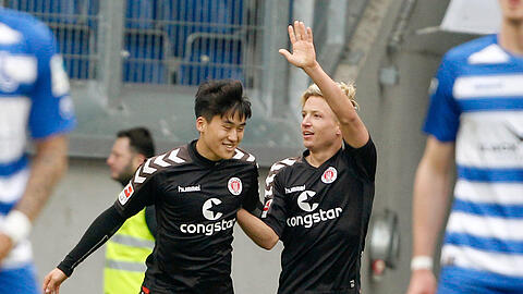 Der Torschütze zum zwischenzeitlichen 1:0 für St. Pauli, Marc Rzatkowski (r), jubelt mit Kyoung-Rok Choi.