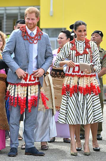 Prinz Harry und seine Frau Herzogin Meghan tragen während des Besuchs einer Ausstellung zu tongalischem Kunsthandwerk traditionelle Kleidungsstücke.