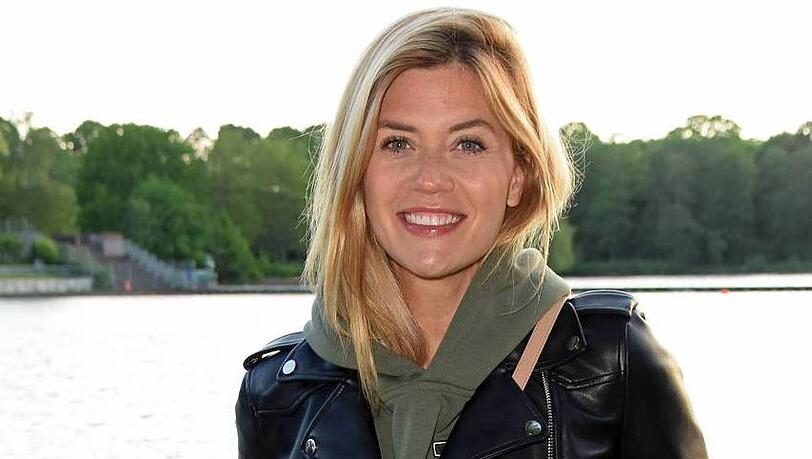 Nadine Klein: Erst Kandidatin beim "Bachelor", dann "Bachelorette" und nun Teilnehmerin bei "Dancing on Ice". Nadine Klein: Erst Kandidatin beim "Bachelor", dann "Bachelorette" und nun Teilnehmerin bei "Dancing on Ice".