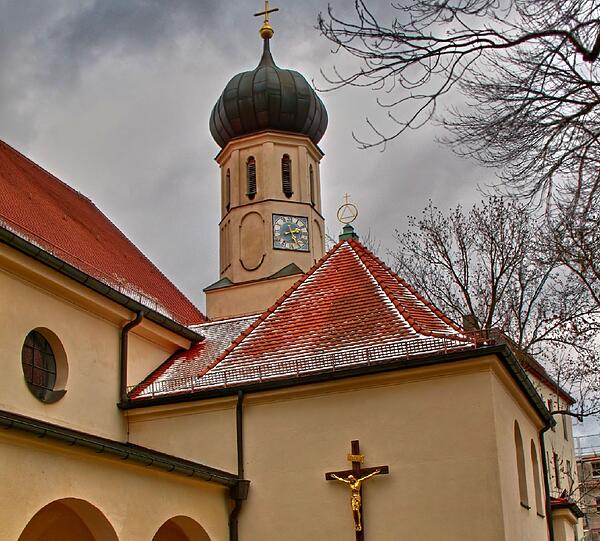 Die Pfarrkirche St. Ulrich, Agnes-Bernauer-Straße 104.