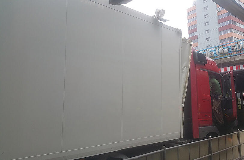 Der Lkw schrammte mit dem Dach gegen die Decke der Unterführung in der Rosenheimer Straße. Die Bilder.