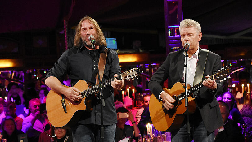 Roland Hefter (l.) singt zusammen mit OB Dieter Reiter (r.). (Archivbild)