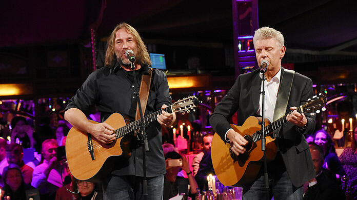 Roland Hefter (l.) singt zusammen mit OB Dieter Reiter (r.). (Archivbild)