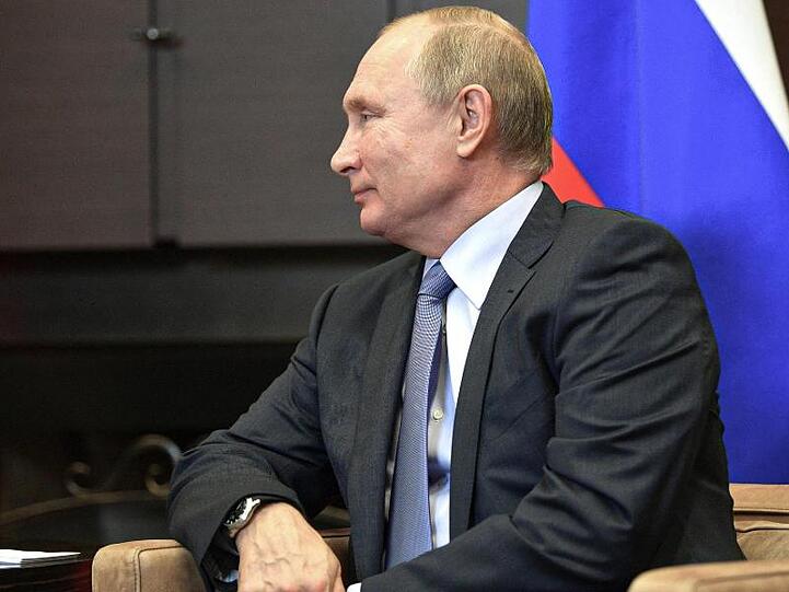 Wladimir Putin lädt 44 Staats- und Regierungschefs zum ersten Russland-Afrika-Gipfel nach Sotschi.
