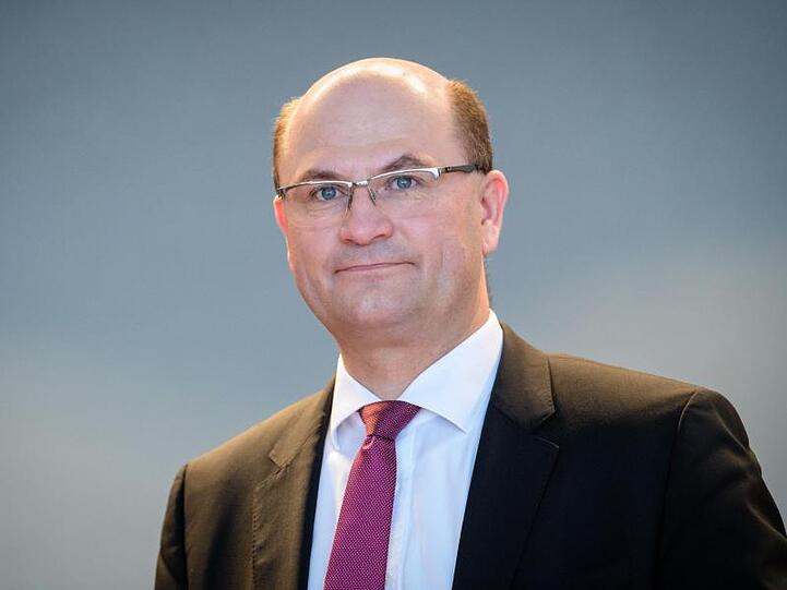 Albert Füracker (CSU) blickt in die Ferne. Foto: Matthias Balk/Archiv