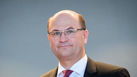 Albert Füracker (CSU) blickt in die Ferne. Foto: Matthias Balk/Archiv