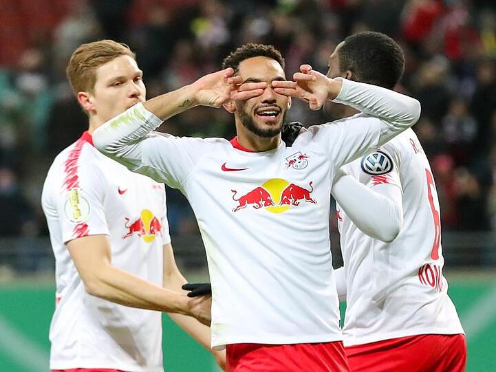 Matheus Cunha (M) feiert mit Teamkameraden sein Tor zum 1:0 für RB Leipzig im Spiel gegen den VfL Wolfsburg.
