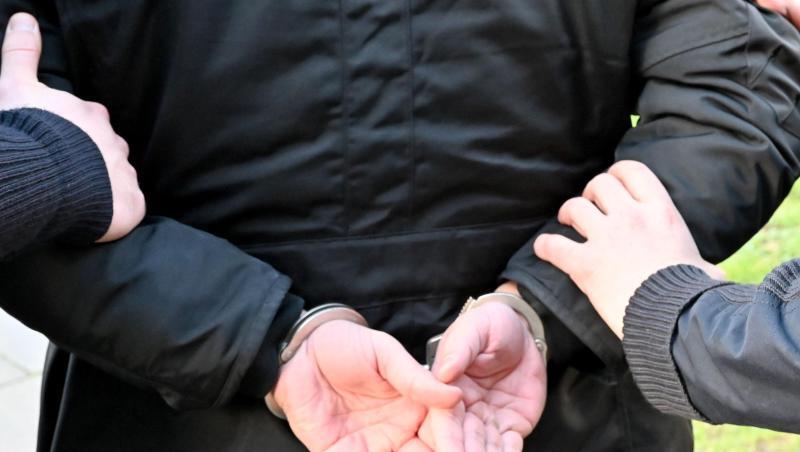Ein Mann wird in Handschellen abgeführt. Foto: Carsten Rehder/dpa/Symbolbild Ein Mann wird in Handschellen abgeführt. Foto: Carsten Rehder/dpa/Symbolbild