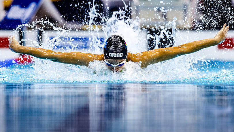 "Mein Trainer sagt, ich habe das Wassergefühl eines Traktors", erzählt Elena Krawzow - mit einem Augenzwinkern. Denn die 27-Jährige zählt zu den besten Para-Schwimmerinnen Deutschlands. "Mein Trainer sagt, ich habe das Wassergefühl eines Traktors", erzählt Elena Krawzow - mit einem Augenzwinkern. Denn die 27-Jährige zählt zu den besten Para-Schwimmerinnen Deutschlands.