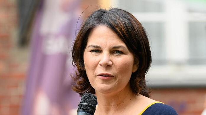 "Mit dem Vorschlag von Armin Laschet und Friedrich Merz macht die CDU eine Rolle rückwärts zur Politik der 90er Jahre": Annalena Baerbock.