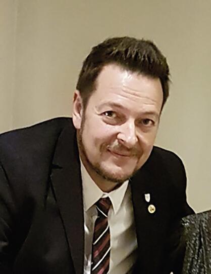 Friseurmeister und Trikotexperte: Raimund Simmet.