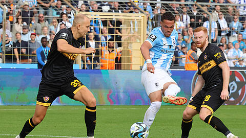 Joël  Zwarts (m.) hatte am Samstagnachmittag gegen die Dresdner Defensive erneut einen schweren Stand, wie hier im Duell mit Tobias Kraulich (l.) und Paul Will (r.).