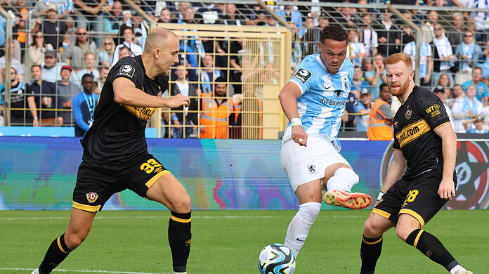 Joël  Zwarts (m.) hatte am Samstagnachmittag gegen die Dresdner Defensive erneut einen schweren Stand, wie hier im Duell mit Tobias Kraulich (l.) und Paul Will (r.).