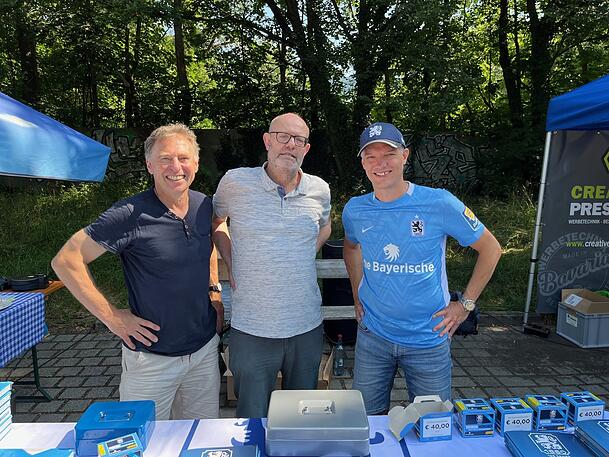 Das Werk dieser Herren steht nun in der Monacensia: (v.l.) Thomas Bohlender, Claus Melchior und Bernd Oswald. Das Werk dieser Herren steht nun in der Monacensia: (v.l.) Thomas Bohlender, Claus Melchior und Bernd Oswald.