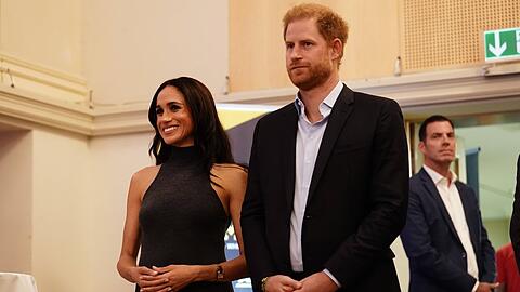 Ähnlich wie auf diesem Bild soll Prinz Harry eine ernste Miene aufgelegt haben, während Herzogin Meghan freudestrahlend bei der Party erschien.