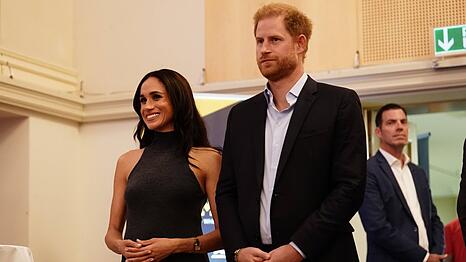Ähnlich wie auf diesem Bild soll Prinz Harry eine ernste Miene aufgelegt haben, während Herzogin Meghan freudestrahlend bei der Party erschien.