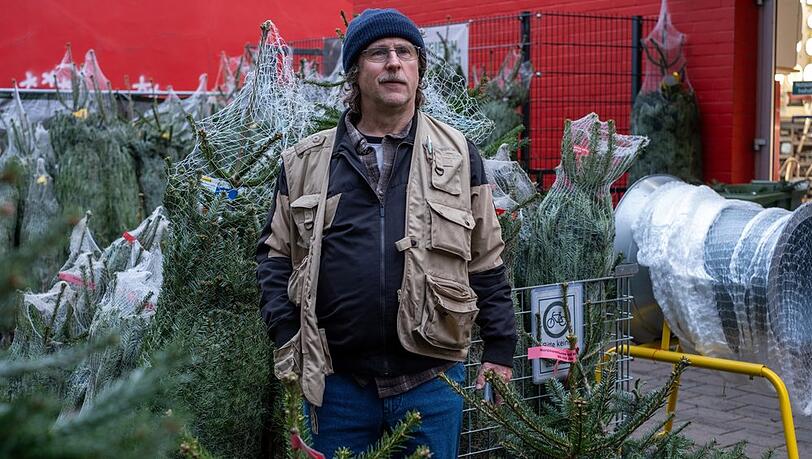 Bjarne Mädel in der Titelrolle der Weihnachtskomödie "Prange - Man ist ja Nachbar".