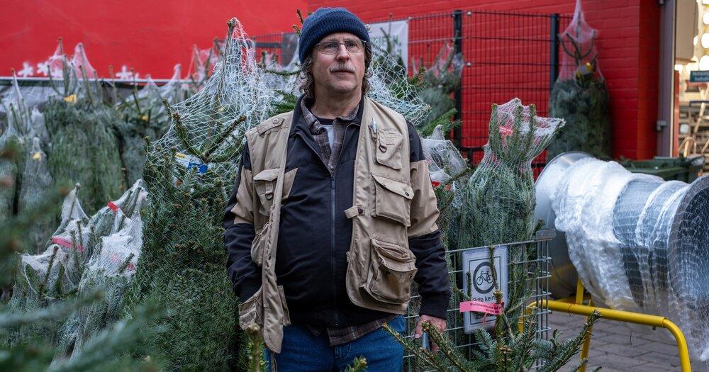 Schauspieler-Bjarne-M-del-kauft-Weihnachtsgeschenke-im-Sommer-