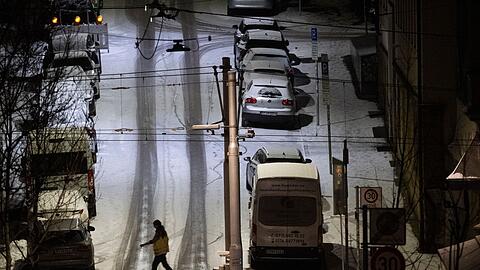 Auf vielen Stra&szlig;en in Deutschland ist es weiterhin rutschig.