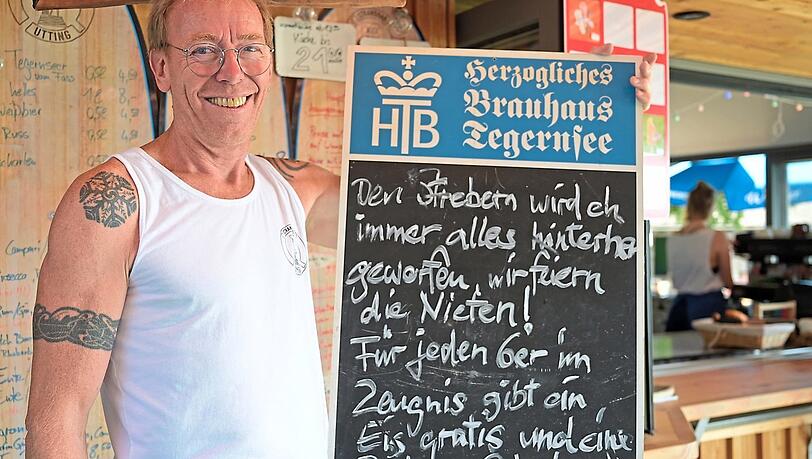 Martin "Miene" Gruber mit seinem Schild, &uuml;ber das auf Sozialen Medien gestritten wird.