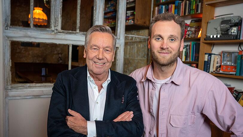 Wieso ist Schlager seit Jahrzehnten so erfolgreich? Moderator Leon Windscheid (rechts) geht der Frage nach und trifft unter anderem auf Roland Kaiser.