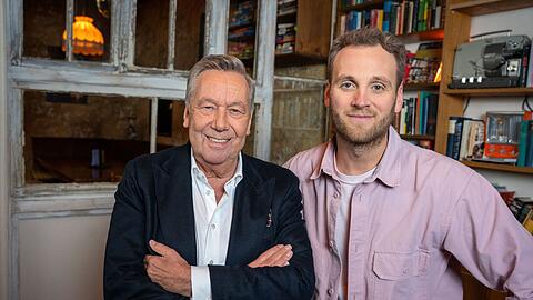 Wieso ist Schlager seit Jahrzehnten so erfolgreich? Moderator Leon Windscheid (rechts) geht der Frage nach und trifft unter anderem auf Roland Kaiser.