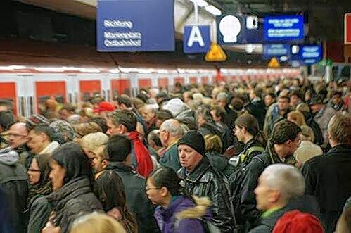 Der Andrang auf U-Bahn, Busse und Tram wird immer größer.