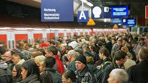 Der Andrang auf U-Bahn, Busse und Tram wird immer größer. Der Andrang auf U-Bahn, Busse und Tram wird immer größer.