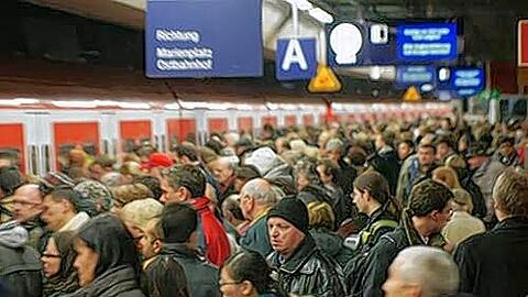 Der Andrang auf U-Bahn, Busse und Tram wird immer größer.