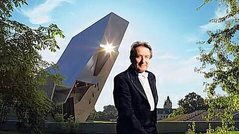 Der Pianist Rudolf Buchbinder vor dem &bdquo;Wolkenturm&ldquo; in Grafenegg, einem Konzertsaal unter freiem Himmel.