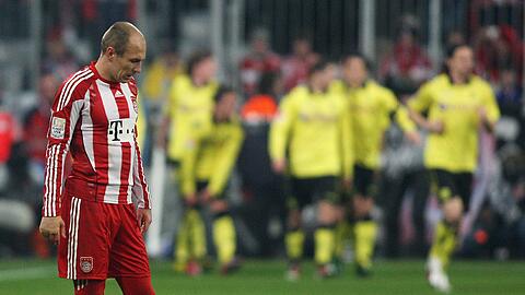 Arjen Robben und die feiernden Dortmunder im Jahre 2011.