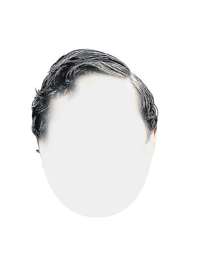 Dunkle, leicht zur Seite gekämmte Haare. Das ist...