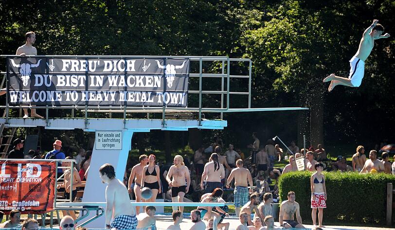 Wacken-Besucher auf der Sucher nach Erfrischung: Freibad oder Autowaschanlage - Hauptsache kühl!