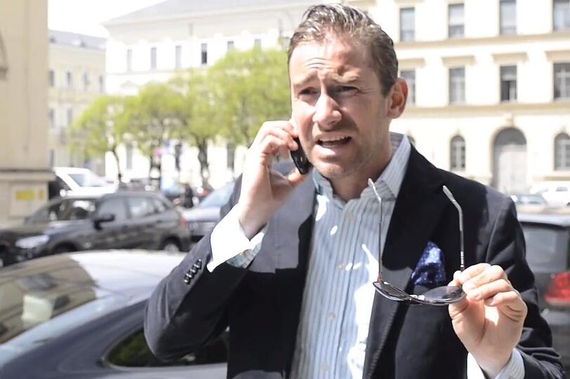 Gekonnte Poser-Pose: Harry G in seinem Video, das Sie sich unten anschauen können.