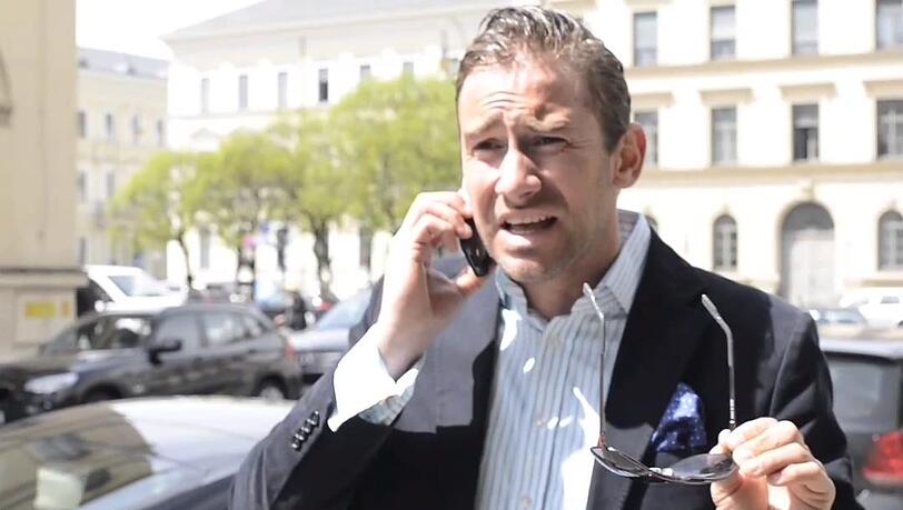 Gekonnte Poser-Pose: Harry G in seinem Video, das Sie sich unten anschauen können. Gekonnte Poser-Pose: Harry G in seinem Video, das Sie sich unten anschauen können.