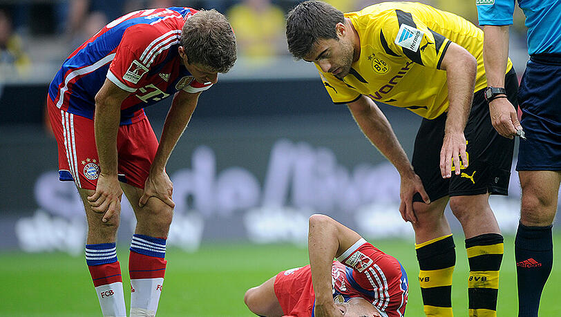 13.8.2014 – Supercup, Dortmund-Bayern 2:0: Ein eigentlich unbedeutendes Spiel vor dem Saisonauftakt. Weit schmerzvoller als die Niederlage ist der Verlust von Javi Martínez, der sich beim Zweikampf das Kreuzband reißt. Seit jenem Augusttag fehlt Martínez dem FC Bayern. 13.8.2014 – Supercup, Dortmund-Bayern 2:0: Ein eigentlich unbedeutendes Spiel vor dem Saisonauftakt. Weit schmerzvoller als die Niederlage ist der Verlust von Javi Martínez, der sich beim Zweikampf das Kreuzband reißt. Seit jenem Augusttag fehlt Martínez dem FC Bayern.