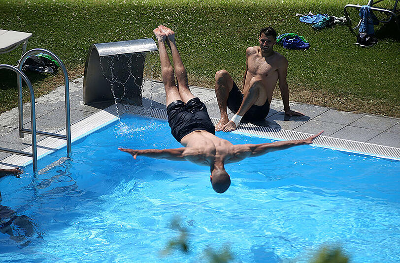Schwitzen, schwimmen, strampeln: Die Löwen absolvieren am ersten Tag im Trainingslager in Bad Häring ein buntes, abwechslungsreiches Programm. Und sie haben offensichtlich Spaß dabei.