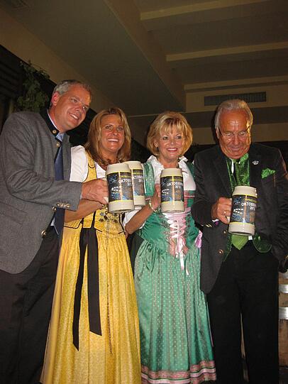 Prost auf den neuen Krug: die Wiesn-Wirte Günter und Margot Steinberg mit
ihren Kindern Ricky und Silja.