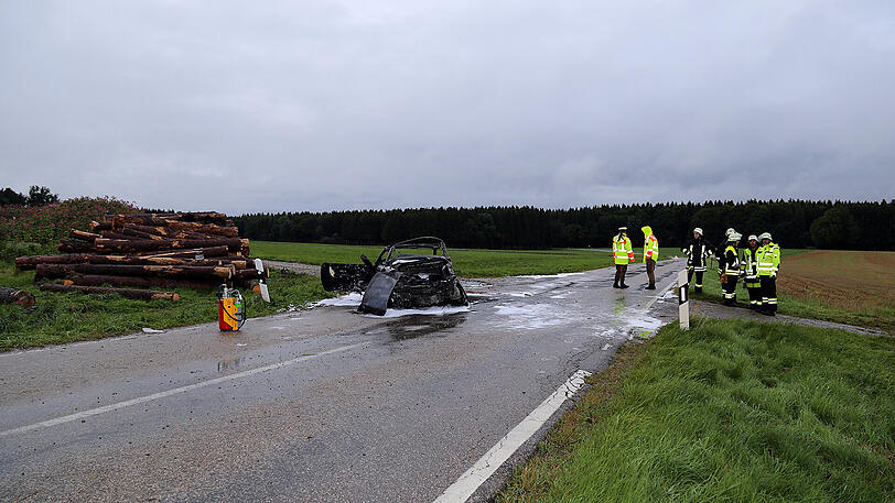 Der BMW-Fahrer krachte gegen den Baumstapel und war vermutlich sofort tot. Die Bilder vom Horror-Crash.