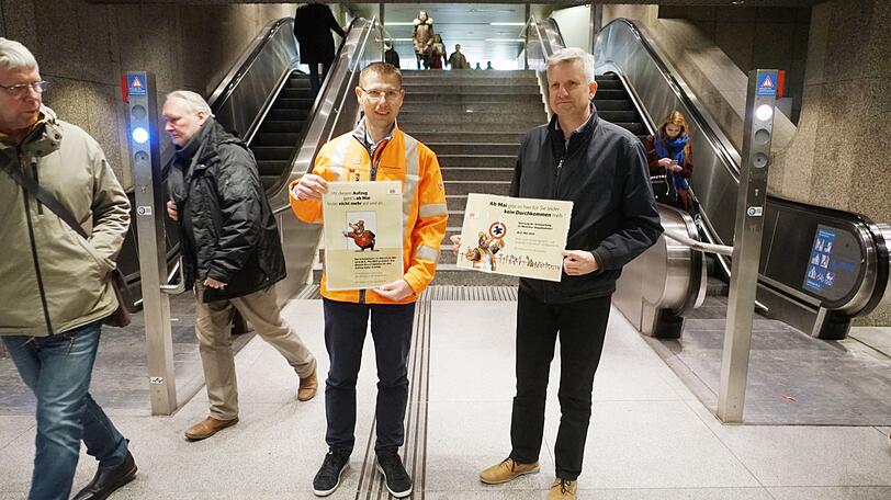 Ebenso im Untergrund: Jörg Mader (l.), Kommunikationsbeauftragter, und Martin Wieser zeigen, wo und wie die Fahrgäste umgeleitet werden.