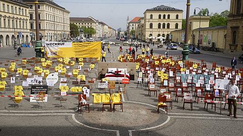Die 400 leeren Stühle auf dem Odeonsplatz stehen für die fehlenden Gäste.