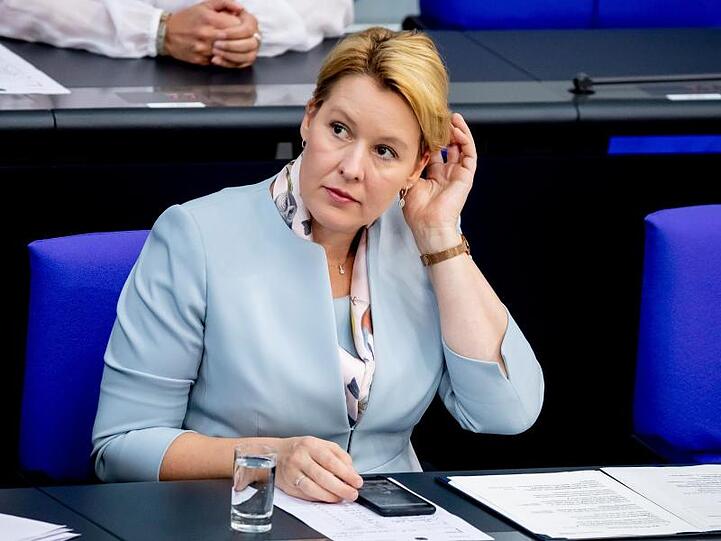Franziska Giffey (SPD), Bundesfamilienministerin, sitzt im Bundestag auf der Regierungsbank. Foto: Christoph Soeder